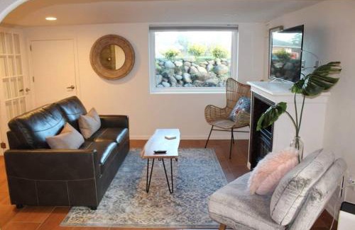 Camas Apartment | Private New Garden Apartment W Hot Tub