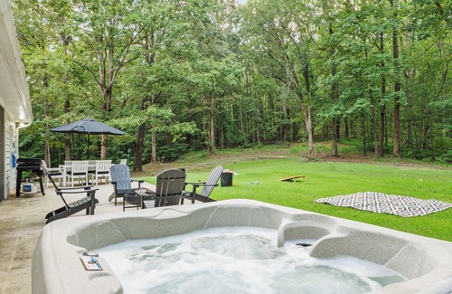 Northport House | Private Northport 4BR Cottage | Hot Tub, Game room, Workspace, Mins to DT UA