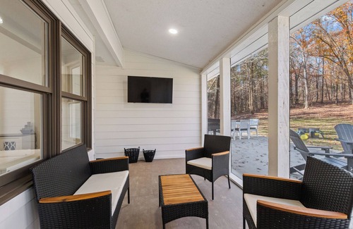 Northport House | Private Northport 4BR Cottage | Hot Tub, Game room, Workspace, Mins to DT UA