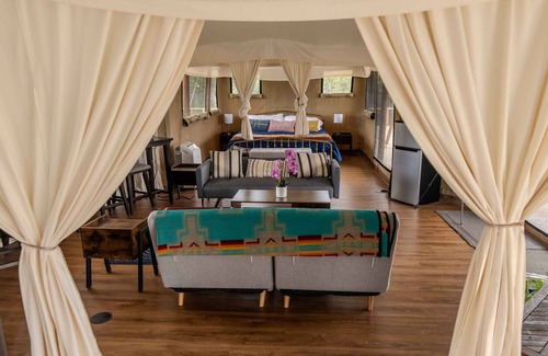 Marble Falls Apartment | Private Outdoor Hot Tub with Stunning Mountain View Safari Tent Suite Glamping