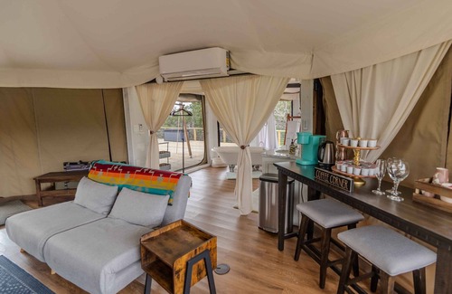 Marble Falls Apartment | Private Outdoor Hot Tub with Stunning Mountain View Safari Tent Suite Glamping