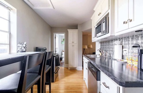 Victorian Village House | Private Parking - Convention - Pets - Short North