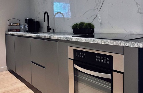 East Allegheny Apartment | Private Parking Modern Oasis King bed