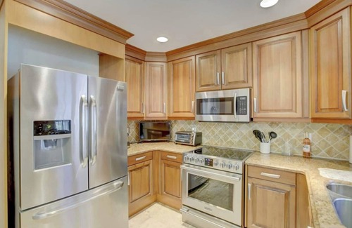 Colee Hammock House | Private Patio ~ Cali King Bed ~ Sleeps 10