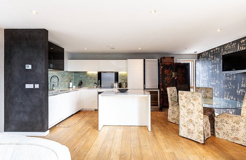 Wandsworth Apartment | Private Penthouse Above the Crowds