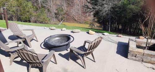 Sevierville House | Private Pet Friendly Home Near Exotic Deer Farm Close to Pigeon Forge, Gatlinburg TN
