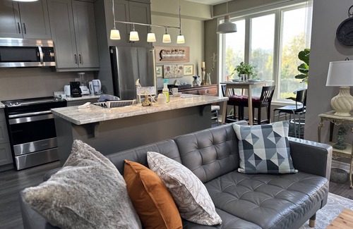 Welland House | Private Pondside Getaway in the Heart of Niagara