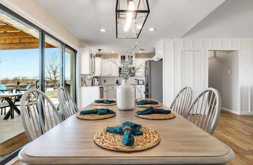 China Spring House | Private Pool/Hot Tub at Honey Farms: Near Baylor and Silos!