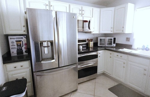 Santiago House | Private Pool! New King beds, Fast 5G Wifi, 75in TVs. Amazing Stayz!