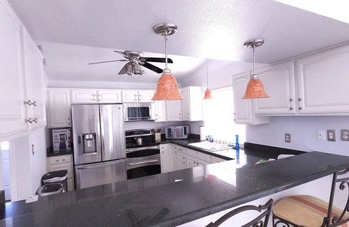 Santiago House | Private Pool! New King beds, Fast 5G Wifi, 75in TVs. Amazing Stayz!