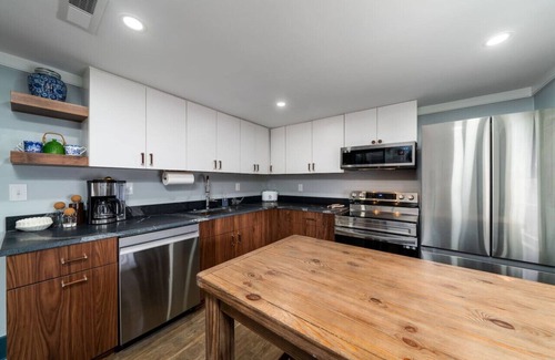 Downtown Charleston Apartment | Private Pool Oasis 4 Bedroom Suite
