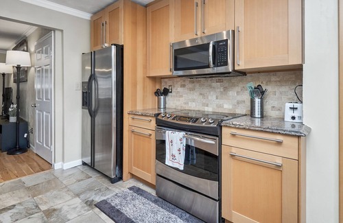 Norfolk - Virginia Beach House | Private pool on golf course minutes from VB town center! Verizon Fios internet!