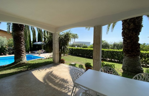 Montioni Apartment | Private pool & palm garden. Villa Colombara with lake view