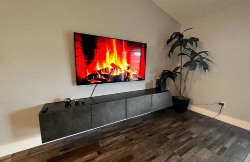 Indian Ridge House | Private Pool w/spacious living/kitchen remodeled home 5 min to shop/Eating & Fun