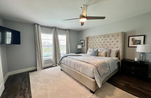 Indian Ridge House | Private Pool w/spacious living/kitchen remodeled home 5 min to shop/Eating & Fun