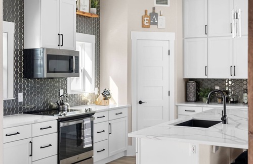 Elgin House | Private Ranch Estate near Austin; Hot Tub,Fire Pit