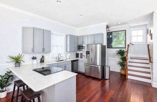 Cannonborough Elliotborough House | Private Rooftop + Parking - 3 Blocks to King St!