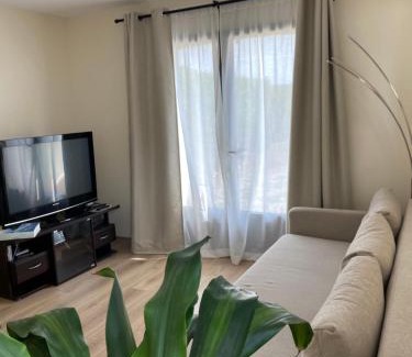 Magnac-sur-Touvre Apartment | Private room among a nice Garden - Jardin en valois