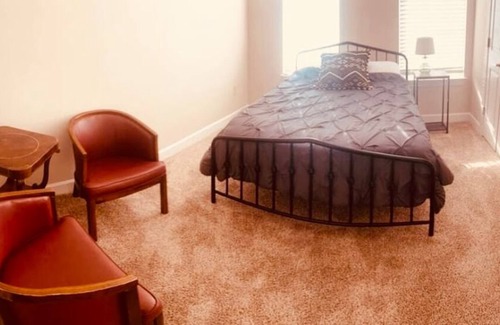 Franklin House | Private Room and Bathroom in Franklin