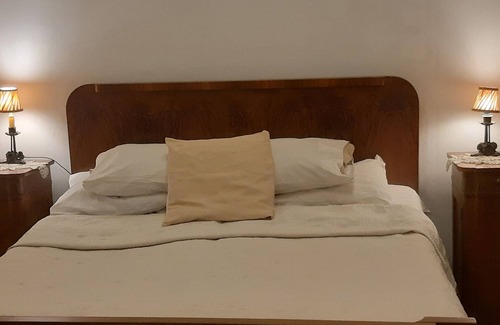 Gara de Nord House | Private room in a 1920's charming historic vila, close to the main train station