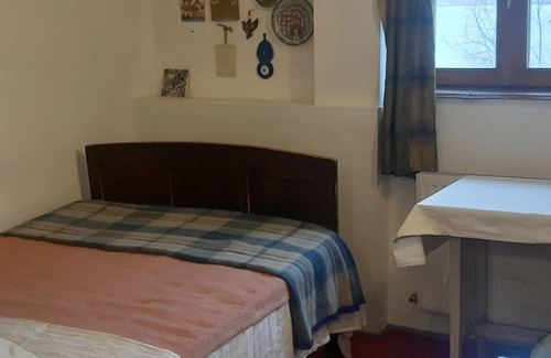 Gara de Nord House | Private room in a 1920's charming historic vila, close to the main train station