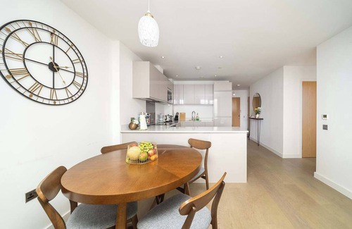 Barking Apartment | Private Room in Flat with Stunning Views