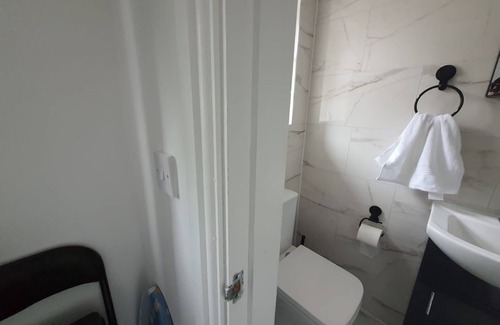 Erdington House | Private Room, Sleeps 2 with Ensuite & Parking