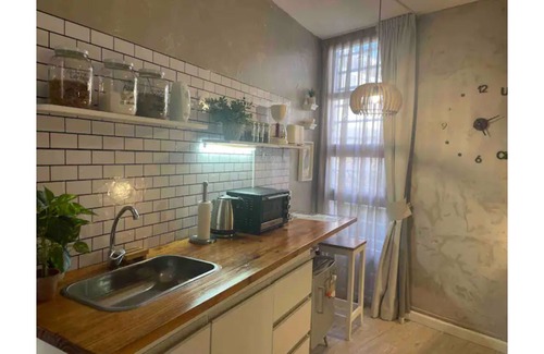 Banfield Apartment | Private room / super warm / 20m / kitchen and new bathroom!