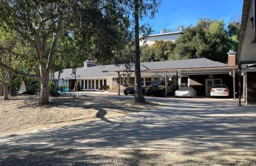Encino House | Private Room View Pool Big Estate Oasis Extra Fee 4 Guest Clea-ning Pet WOMEN ONLY