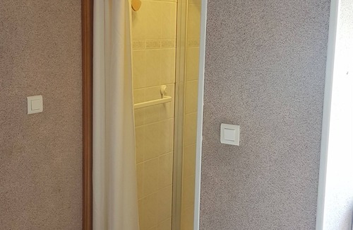 Saint-Herblain Bed & Breakfast | Private room with independent access, 2 pas Polyclinique, Zénith, 20min centreNantes