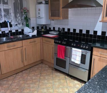 Reading House | Private Rooms with Shared Bathroom Bus Stop 8 Mins Away