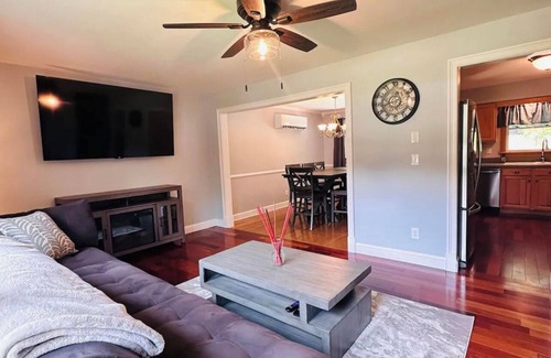 Malta House | Private, spacious 4 bedroom 2 bath 15 mins to Saratoga track w/Pool and hot tub