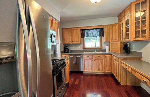 Malta House | Private, spacious 4 bedroom 2 bath 15 mins to Saratoga track w/Pool and hot tub