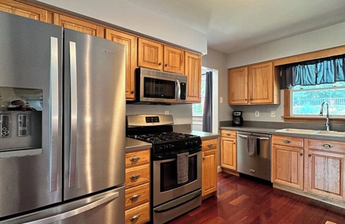 Malta House | Private, spacious 4 bedroom 2 bath 15 mins to Saratoga track w/Pool and hot tub