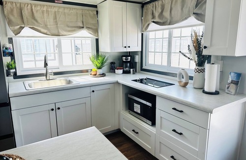 Pecos Apartment | Private, Spacious Studio BoxHouse with Office: Queen Bed with Office