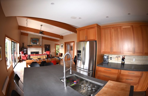 Pender Island Villa | Private, spectacular ocean vistas, swimming pool, EV charger !