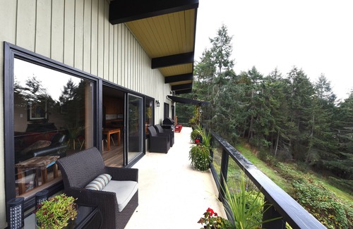 Pender Island Villa | Private, spectacular ocean vistas, swimming pool, EV charger !
