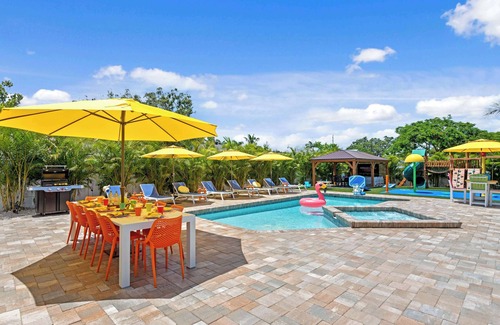 Palma Sola House | Private Splash Pad, Pickleball, Htd Pool, Hot Tub