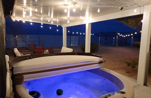 Joshua Tree House | Private stargazing retreat with Firepit/Views/Spa/King bed