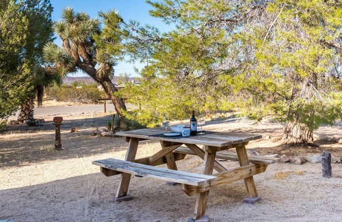 Joshua Tree House | Private stargazing retreat with Firepit/Views/Spa/King bed