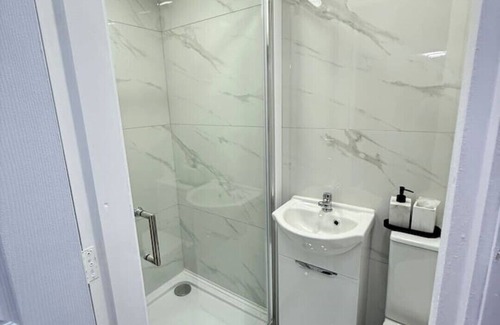 Huddersfield Apartment | Private Studio Retreat | WiFi + HD TV + Workspace