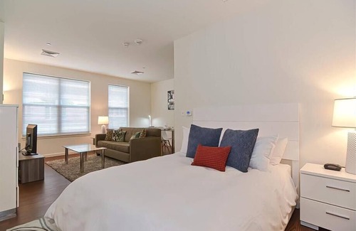 Central-Maverick Square - Paris Street Apartment | Private Studio | Upscale Amenities | Business Traveler Friendly | GLS