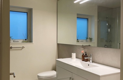 Sunset House | Private Suite Between Main & Fraser St. with free parking & 5-min to bus stops