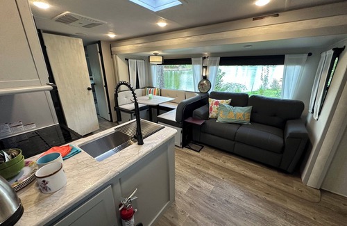 Rockwell House | Private & surrounded by water-TRAVELER FAVORITE -Se Habla Español!