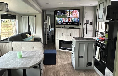 Rockwell House | Private & surrounded by water-TRAVELER FAVORITE -Se Habla Español!