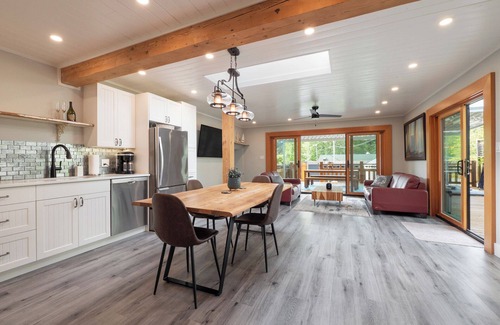 Gibsons House | Private, tranquil, luxurious home away from home. Steps to beach & walk to town.