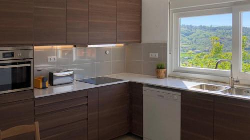 Covilha Villa | Private V3 Equipped Kitchen & Pool