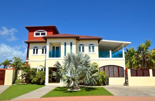 Moko Villa | Private Villa and Apartment with Pool in Palm Beach
