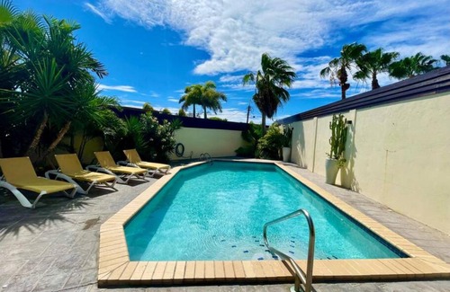 Moko Villa | Private Villa and Apartment with Pool in Palm Beach
