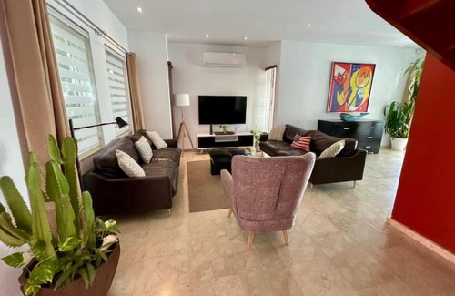 Moko Villa | Private Villa and Apartment with Pool in Palm Beach